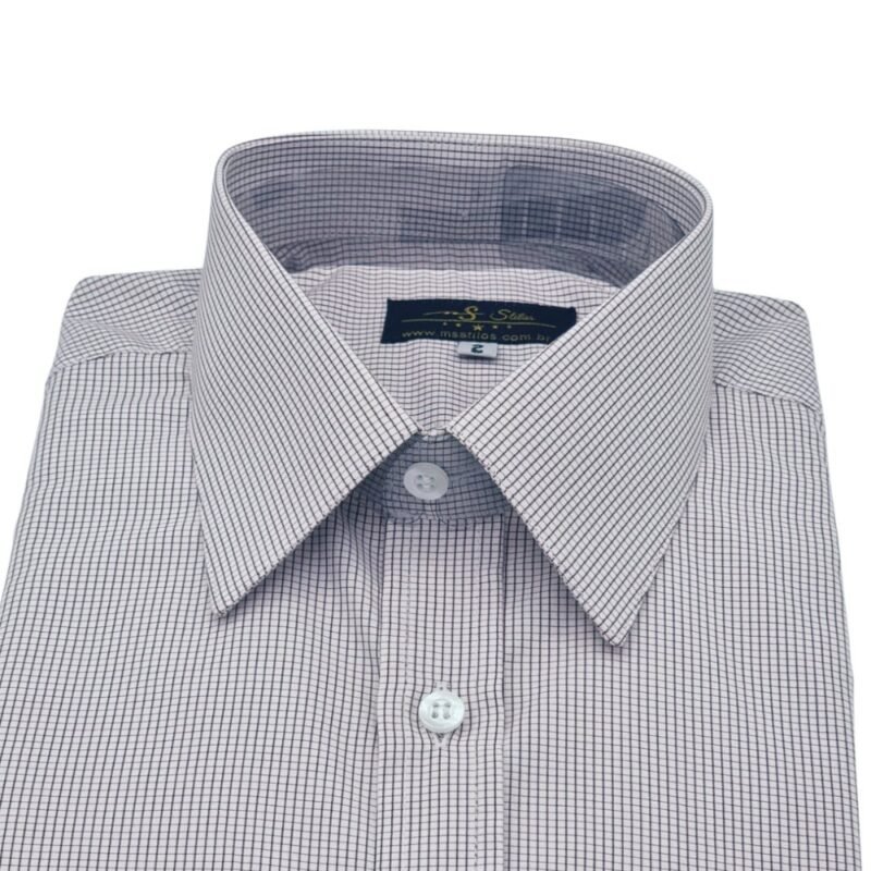 Close da gola e da etiqueta da camisa social quadriculado branco e bordo sobre fundo branco.