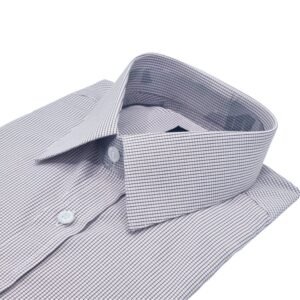 Close da gola e da região do peito da camisa social quadriculado branco e bordo sobre fundo branco.