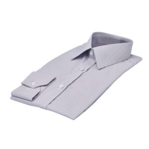 Camisa social quadriculado branco e bordo dobrada em perspectiva sobre fundo branco.