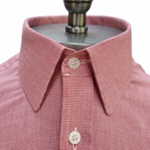 Close na gola estruturada da camisa social vermelha 100% algodão com botões claros alinhados na vista frontal.