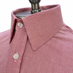 Enquadramento de meio corpo da camisa social vermelha 100% algodão com mangas compridas e punhos de botão cruzados à frente.