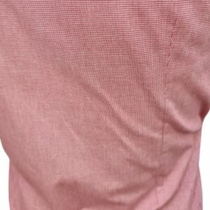 Enquadramento costas da camisa social vermelha 100% algodão.