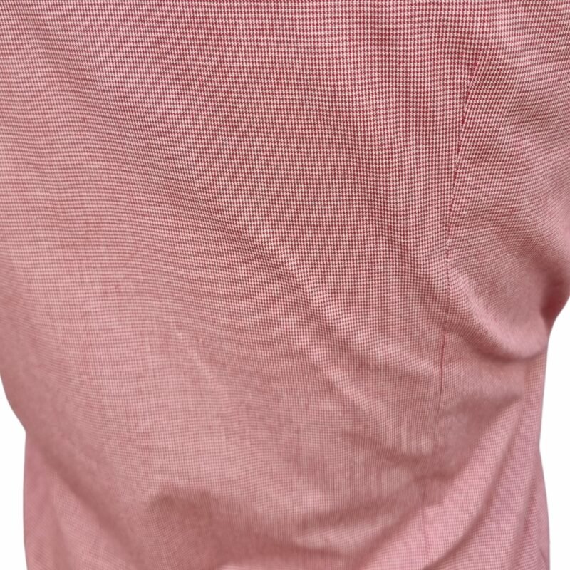 Enquadramento costas da camisa social vermelha 100% algodão.