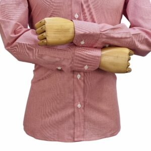 Enquadramento de meio corpo da camisa social vermelha 100% algodão com mangas compridas e punhos de botão cruzados à frente.