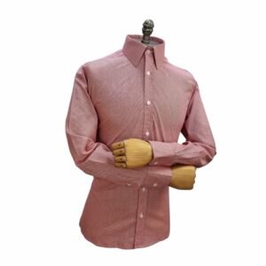 Camisa social vermelha 100% algodão em manequim de corpo inteiro com braços cruzados vista em leve ângulo diagonal sobre fundo branco.