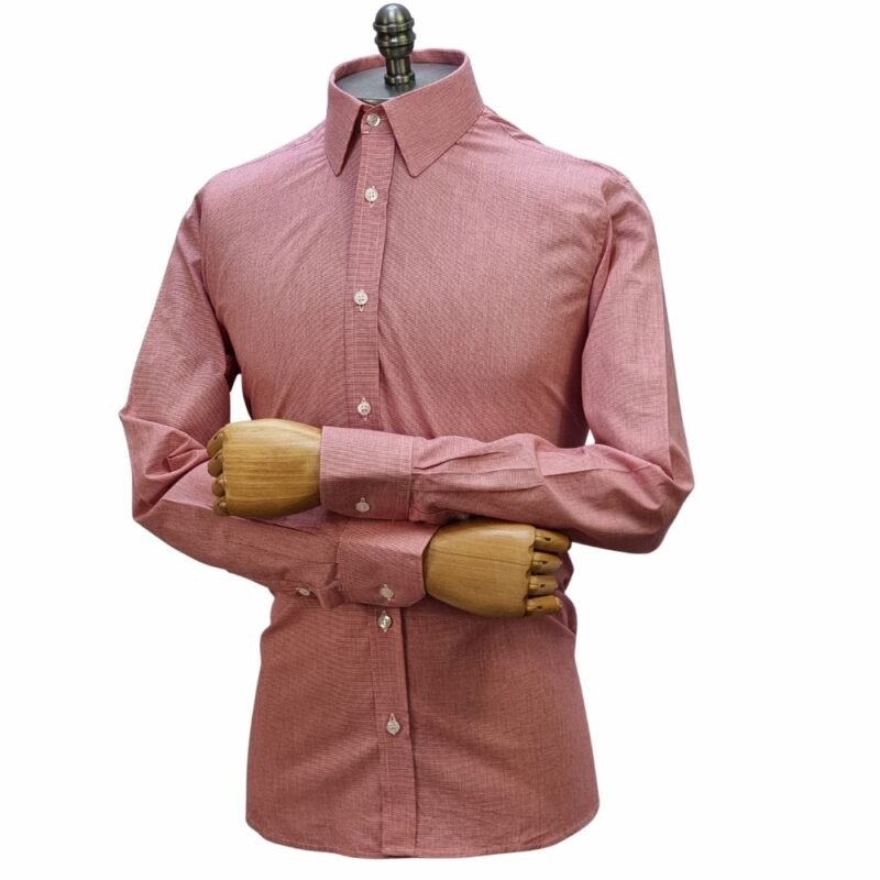 Camisa social vermelha 100% algodão em manequim de corpo inteiro com braços cruzados centralizados sobre fundo branco.