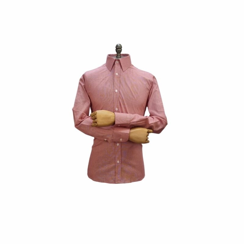 Camisa social vermelha 100% algodão vista inteira em manequim com braços cruzados ao centro sobre fundo branco