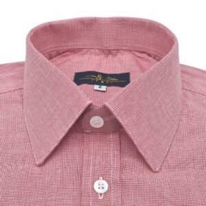 Detalhe do colarinho da camisa social vermelha com estampa discreta, tecido em algodão 100% e costura refinada na vista frontal.