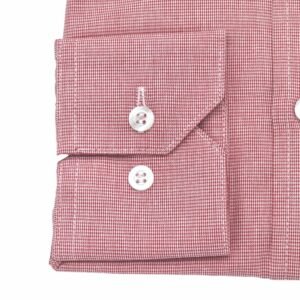 Detalhe do punho da camisa social vermelha com estampa discreta, botões brancos e acabamento de alfaiataria da Ms Stilos.