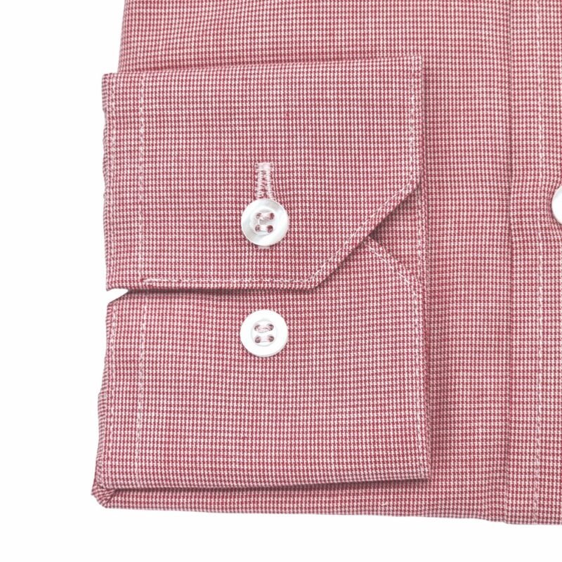 Detalhe do punho da camisa social vermelha com estampa discreta, botões brancos e acabamento de alfaiataria da Ms Stilos.