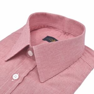 Camisa social vermelha com estampa discreta em algodão 100%, vista diagonal destacando o colarinho estruturado e o acabamento da peça.