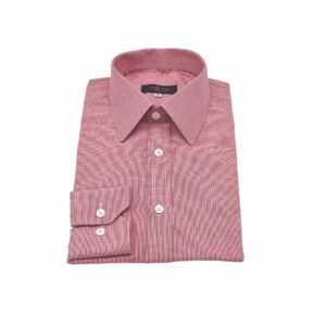 Camisa social vermelha com estampa discreta em algodão 100%, dobrada em vista frontal completa, destacando colarinho e punho.