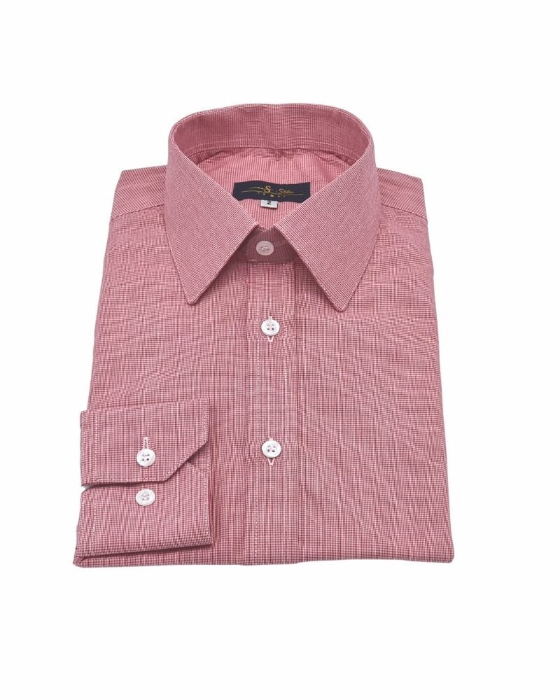 Camisa social vermelha com estampa discreta em algodão 100%, dobrada em vista frontal completa, destacando colarinho e punho.