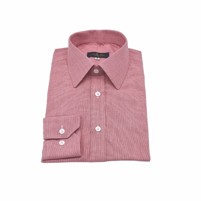 Camisa social vermelha com estampa discreta em algodão 100%, dobrada em vista frontal completa, destacando colarinho e punho.