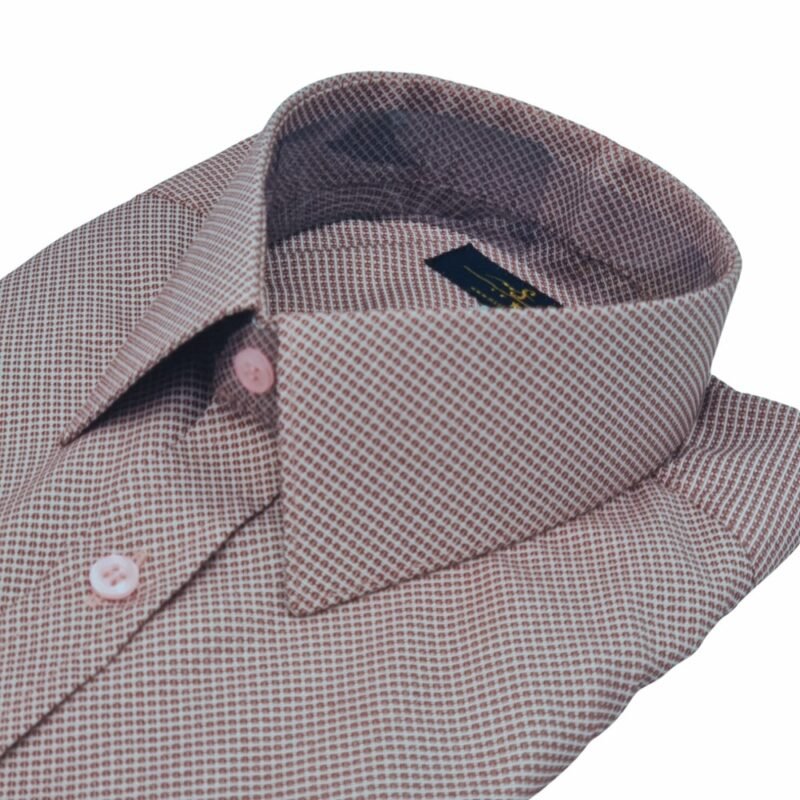 Detalhe do colarinho rígido da camisa social vinho em tecido maquinetado, reforçando presença sofisticada.