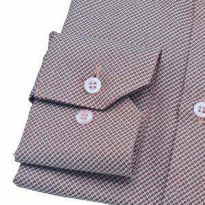 Detalhe do punho da camisa social vinho gola rígida com botões rosa em tecido maquinetado elegante.