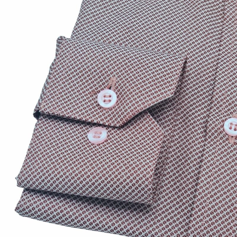 Detalhe do punho da camisa social vinho gola rígida com botões rosa em tecido maquinetado elegante.