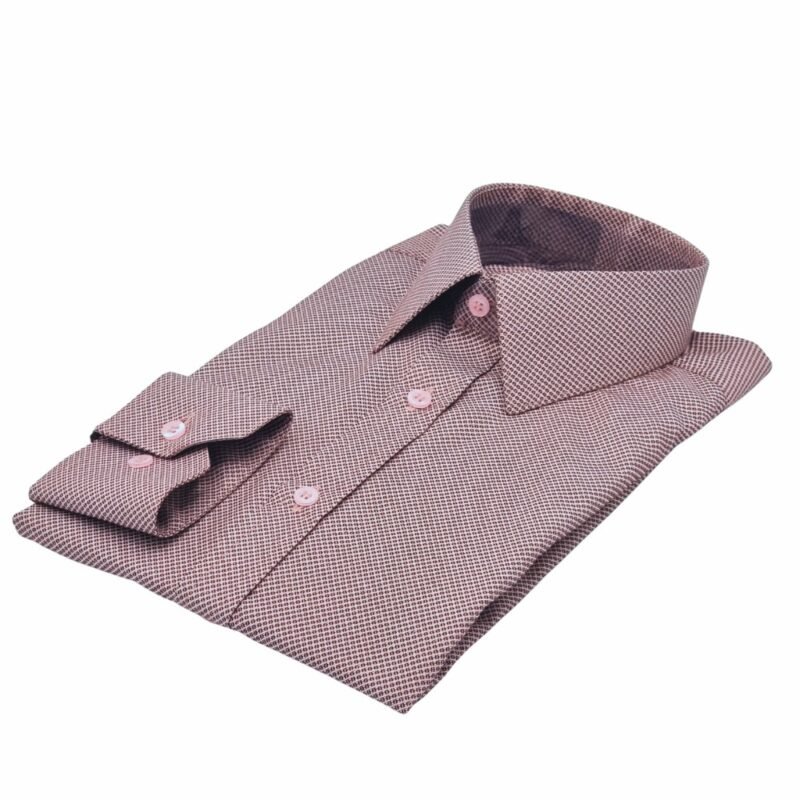 Camisa social vinho gola rígida semi slim dobrada em visão diagonal, destacando estrutura da peça e acabamento refinado.