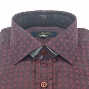 Close do colarinho estruturado da camisa social vinho semi slim, realçando a textura do tecido e o acabamento da peça.