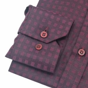 Close do punho e dos botões frontais da camisa social vinho semi slim com acabamento refinado.