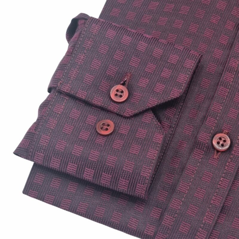 Close do punho e dos botões frontais da camisa social vinho semi slim com acabamento refinado.