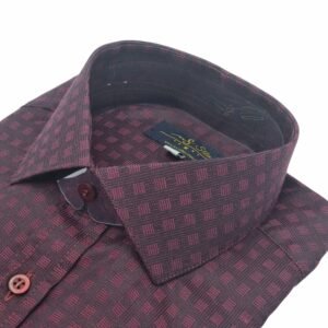 Close do tecido com padronagem geométrica e da gola estruturada da camisa social vinho semi slim.