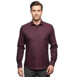 Modelo veste camisa social vinho semi slim com padronagem geométrica em look elegante para trabalho e eventos.