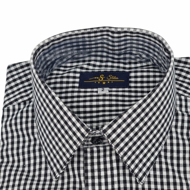 Parte superior da camisa xadrez preta e cinza 100% algodão, com gola estruturada e etiqueta interna da Ms Stilos em destaque.