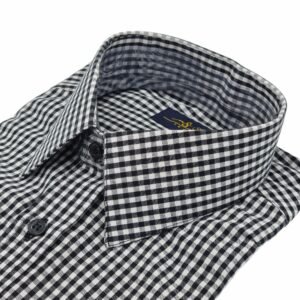 Camisa social xadrez preta e cinza em algodão 100%, dobrada em vista frontal completa com gola e punho à mostra sobre fundo branco.