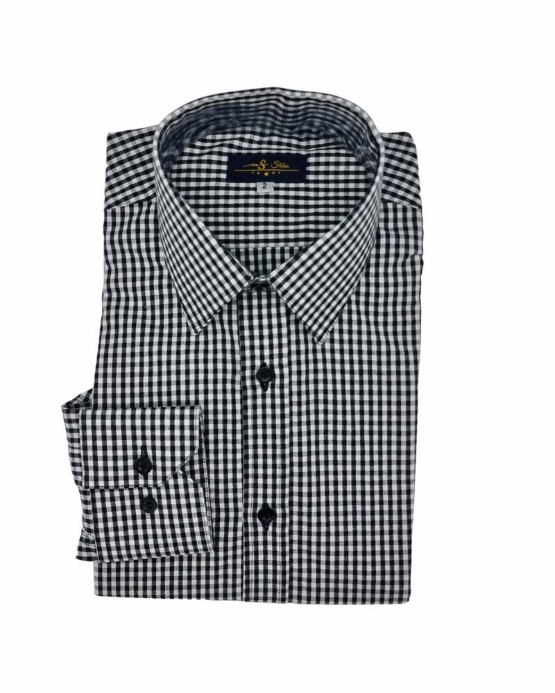 Camisa social xadrez preta e cinza em algodão 100%, dobrada em vista frontal completa com gola e punho à mostra sobre fundo branco.