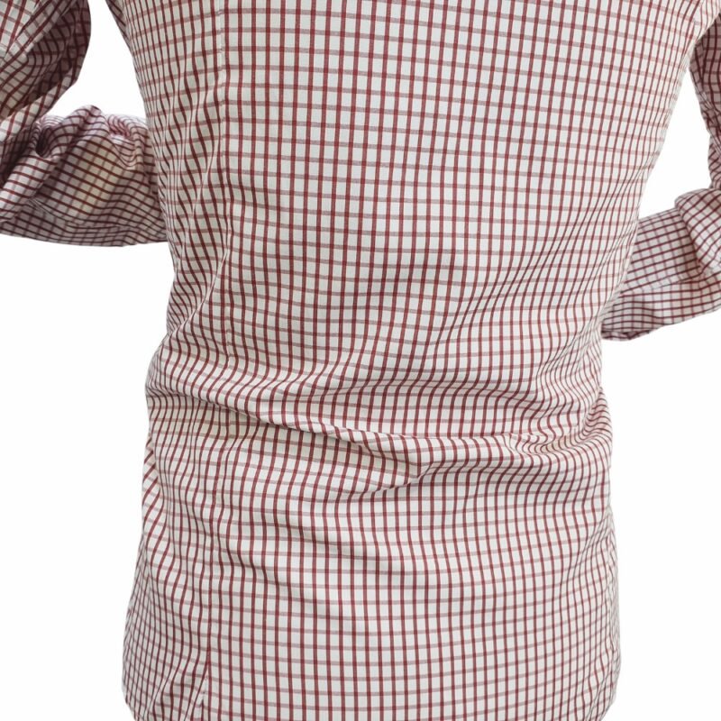 Close nas costas da camisa xadrez vermelho em algodão passa fácil mostrando o caimento e o padrão xadrez alinhado.