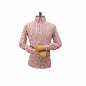 Manequim de corpo inteiro veste camisa xadrez vermelho em algodão passa fácil com mangas longas e braços cruzados sobre fundo branco.