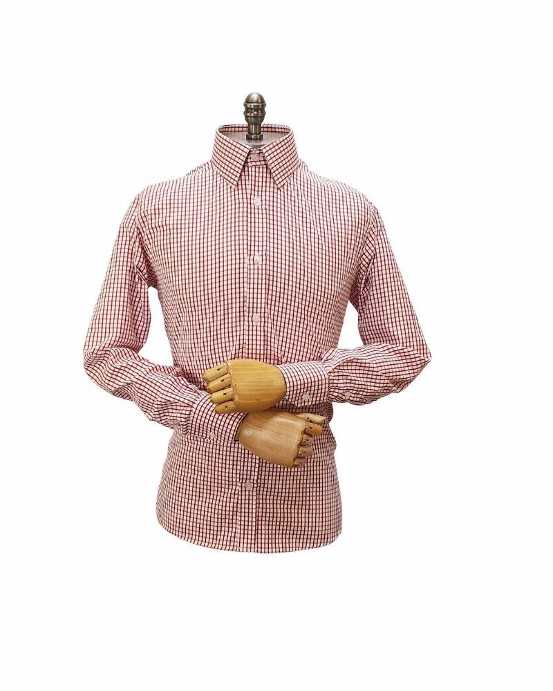 Manequim de corpo inteiro veste camisa xadrez vermelho em algodão passa fácil com mangas longas e braços cruzados sobre fundo branco.