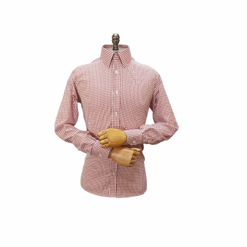 Manequim de corpo inteiro veste camisa xadrez vermelho em algodão passa fácil com mangas longas e braços cruzados sobre fundo branco.