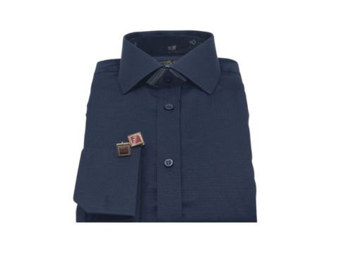 Camisa social azul marinho escama de peixe da MS Stilos dobrada, com abotoaduras em cristal vermelho rubi no punho, transmitindo autoridade em ambientes formais.