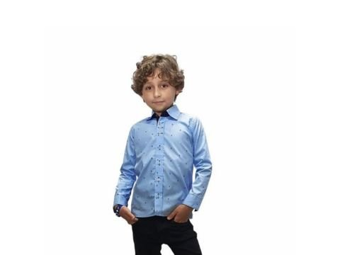 Menino usando camisa social infantil azul clara estampada, em pé com mãos nos bolsos, visual sofisticado para festas infantis