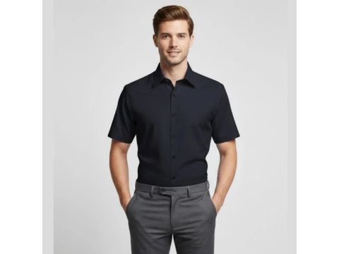 Homem usando camisa social preta de manga curta MS Stilos, em posição frontal, com calça de alfaiataria cinza em fundo neutro.