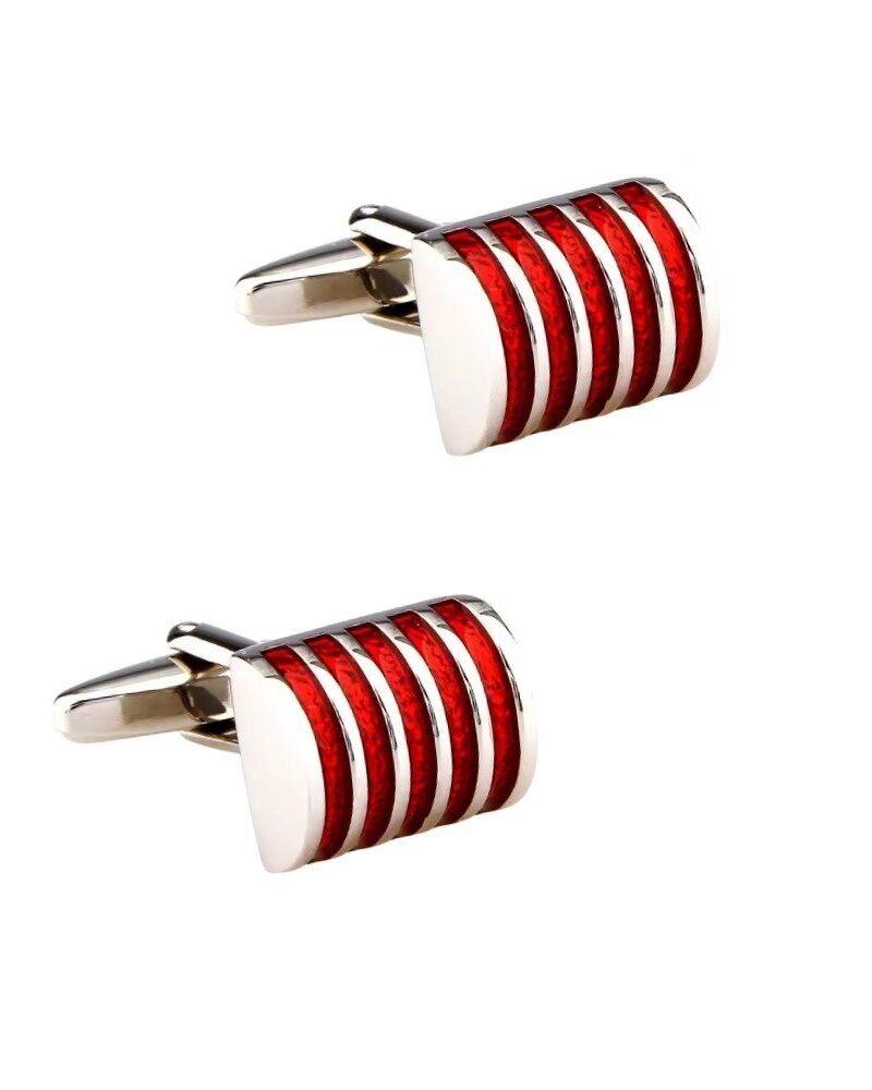 Detalhe da abotoadura com pedra vermelha e acabamento prata sob ângulo lateral