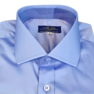 Detalhe do colarinho italiano com etiqueta MS Stilos em camisa social azul de fio egípcio - MS Stilos.