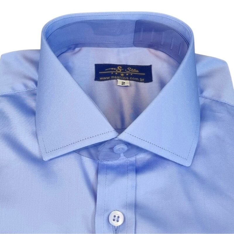 Detalhe do colarinho italiano com etiqueta MS Stilos em camisa social azul de fio egípcio - MS Stilos.