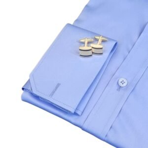 Detalhe do punho duplo com abotoaduras douradas em camisa social azul de fio egípcio - MS Stilos.