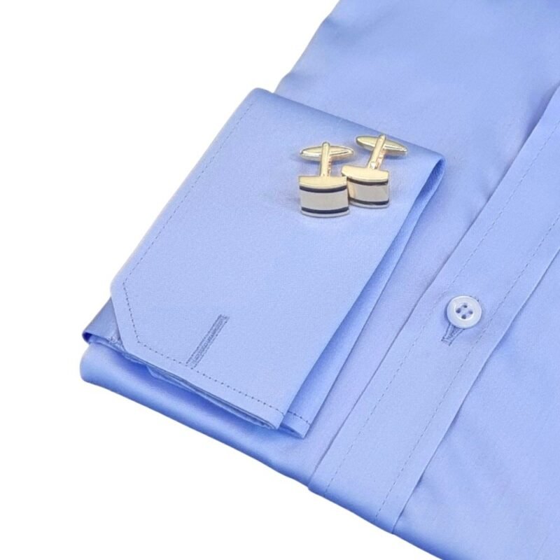 Detalhe do punho duplo com abotoaduras douradas em camisa social azul de fio egípcio - MS Stilos.