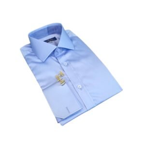 Camisa social azul de fio egípcio dobrada com punho duplo e abotoadura dourada, vista diagonal - MS Stilos.