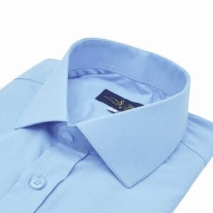 Close-up diagonal do colarinho italiano com etiqueta MS Stilos em camisa social azul sulfite - MS Stilos.