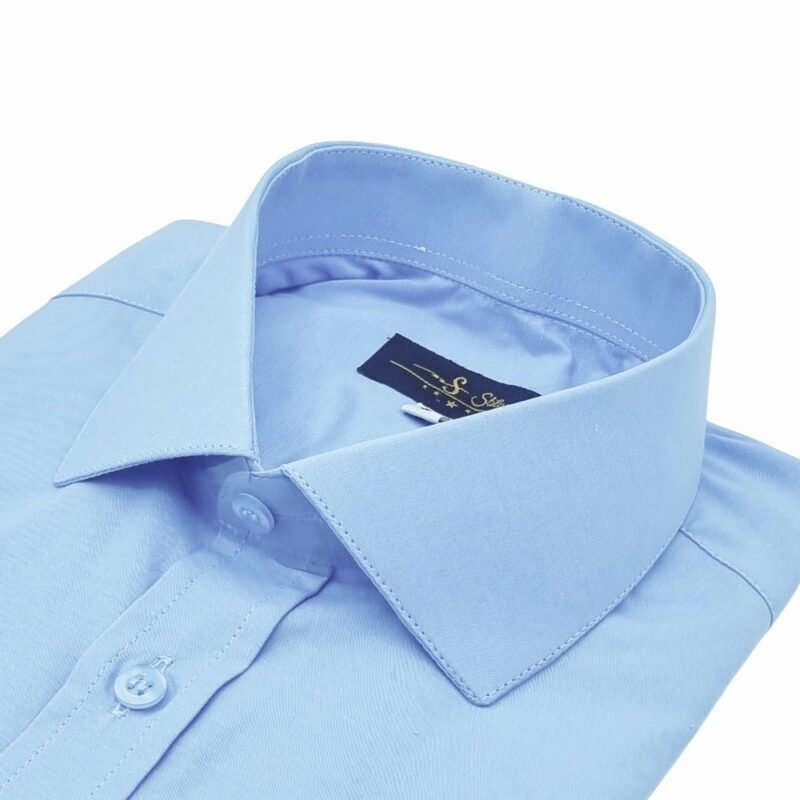 Close-up diagonal do colarinho italiano com etiqueta MS Stilos em camisa social azul sulfite - MS Stilos.