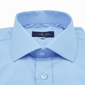 Close-up do colarinho italiano com etiqueta MS Stilos em camisa social azul sulfite, vista de frente - MS Stilos.