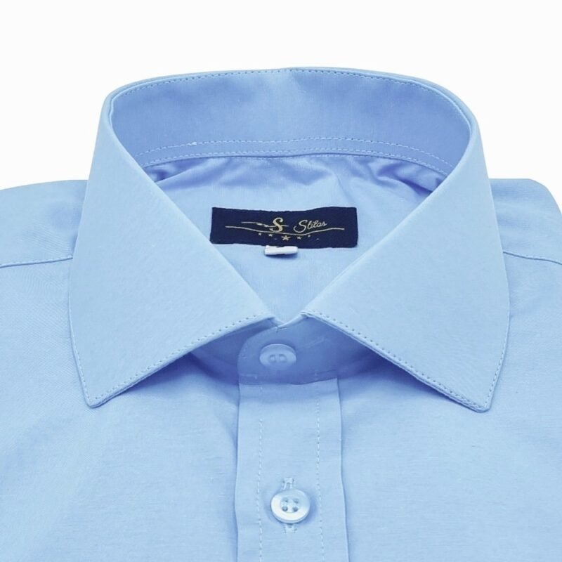 Close-up do colarinho italiano com etiqueta MS Stilos em camisa social azul sulfite, vista de frente - MS Stilos.