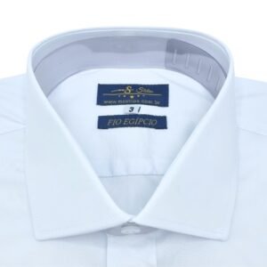 Detalhe do colarinho italiano com etiquetas MS Stilos e Fio Egípcio em camisa social branca - MS Stilos.