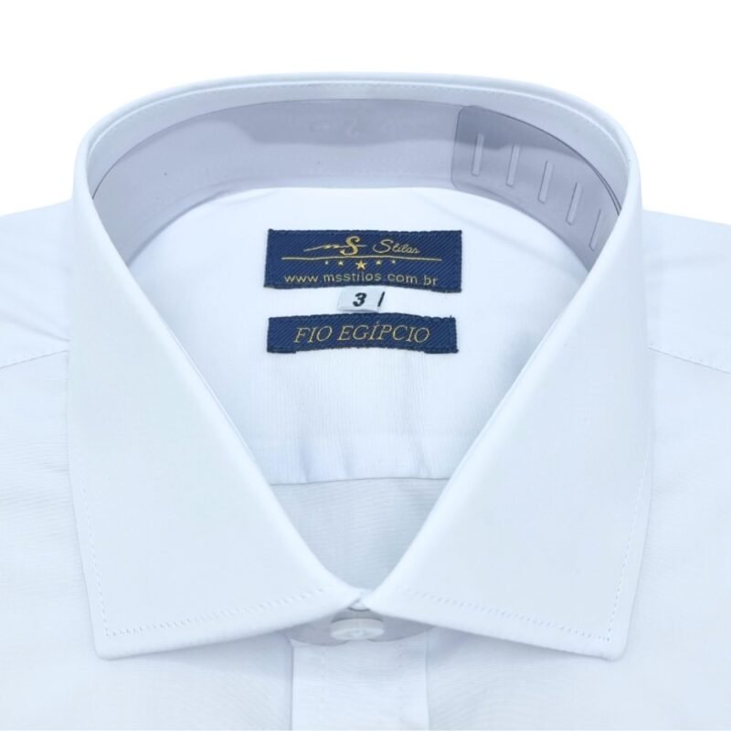 Detalhe do colarinho italiano com etiquetas MS Stilos e Fio Egípcio em camisa social branca - MS Stilos.