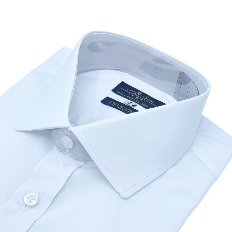 Vista diagonal do colarinho italiano com etiquetas Fio Egípcio em camisa social branca - MS Stilos.